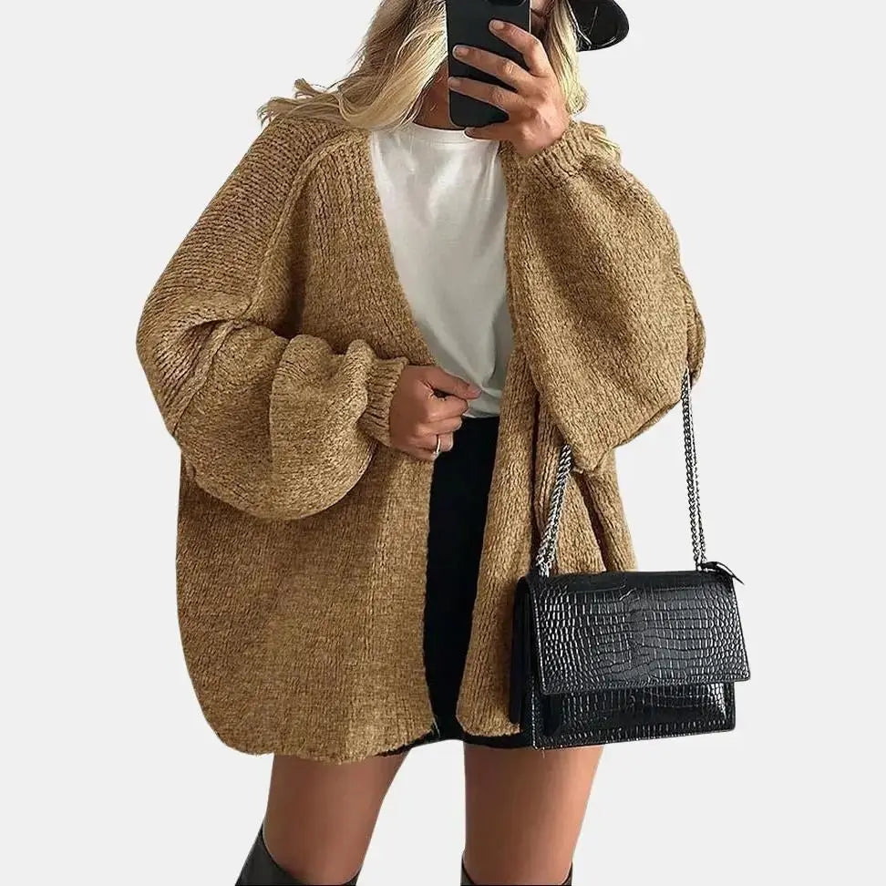 Oversized stickad kofta i kamelfärg med volymärmar
